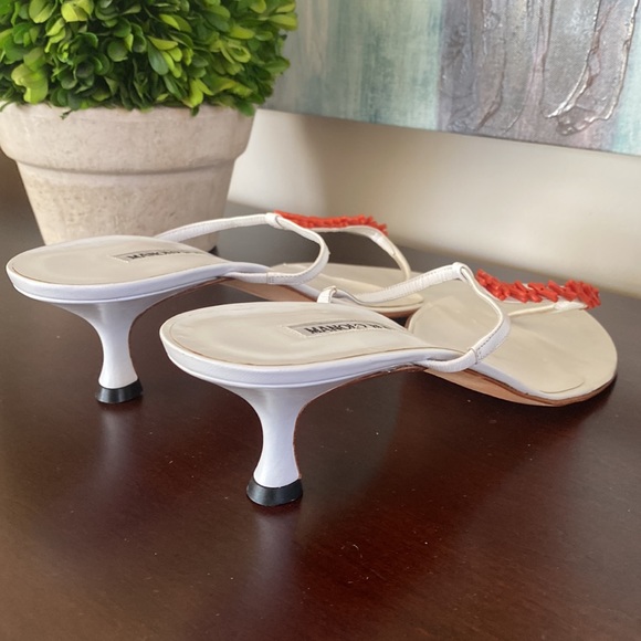 MANOLO BLAHNIK THONG SANDALS 2 INCH KITTEN HEEL EMBELLISHED WITH CORAL BEADS - Picture 5 of 17